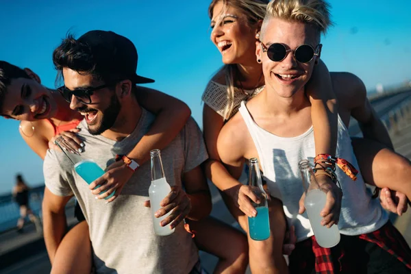 Grup genç kentsel arkadaşıyla birlikte eğleniyor