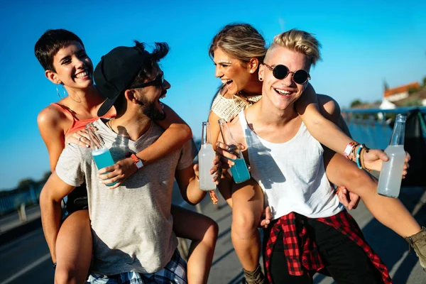 Grup genç kentsel arkadaşıyla birlikte eğleniyor