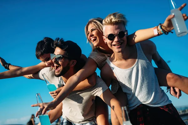 Grupo Jóvenes Amigos Urbanos Divirtiéndose Juntos — Foto de Stock