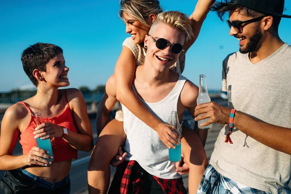 Grupo Jóvenes Amigos Urbanos Divirtiéndose Juntos —  Fotos de Stock