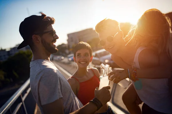 Grupo Jóvenes Amigos Urbanos Divirtiéndose Juntos — Foto de Stock