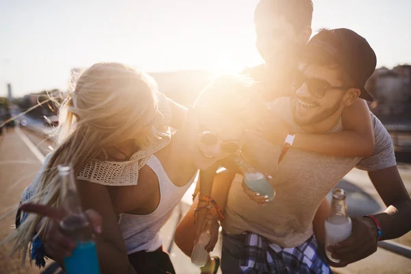 Grupo Jóvenes Amigos Urbanos Divirtiéndose Juntos — Foto de Stock