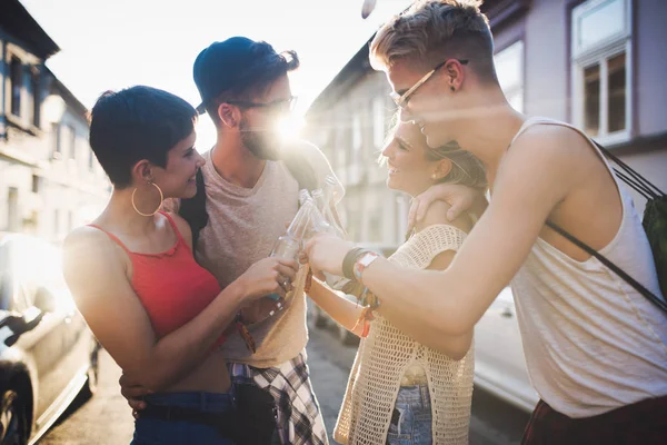 Grup genç kentsel arkadaşıyla birlikte eğleniyor