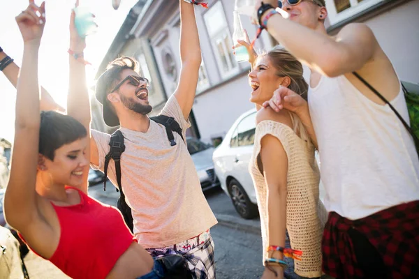 Grupo Jóvenes Amigos Urbanos Divirtiéndose Juntos — Foto de Stock