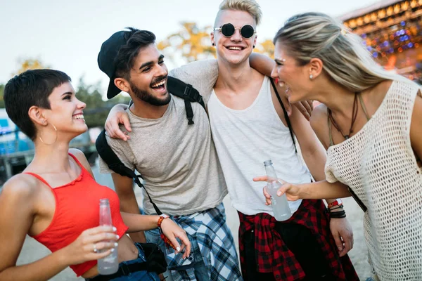 Grupo Jóvenes Amigos Urbanos Divirtiéndose Juntos — Foto de Stock