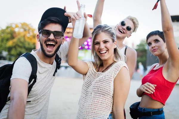 Grupo Jóvenes Amigos Urbanos Divirtiéndose Juntos — Foto de Stock