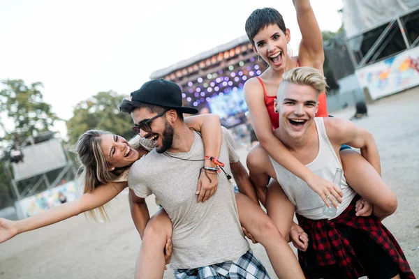 Grup genç kentsel arkadaşıyla birlikte eğleniyor