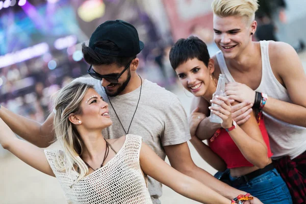 Grup genç kentsel arkadaşıyla birlikte eğleniyor