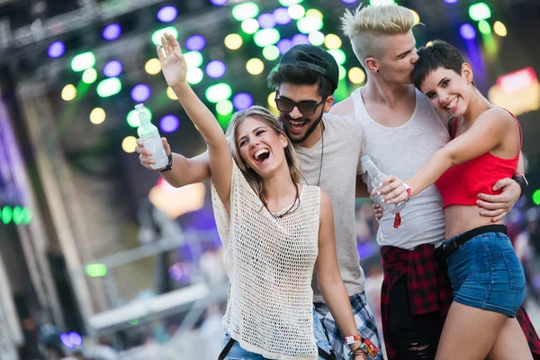 Grup genç kentsel arkadaşıyla birlikte eğleniyor