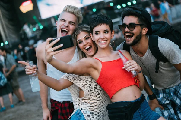 Feliz Joven Amigos Divirtiéndose Festival Música — Foto de Stock