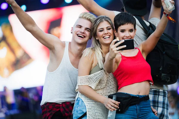 Glückliche Junge Freunde Haben Spaß Beim Musikfestival — Stockfoto