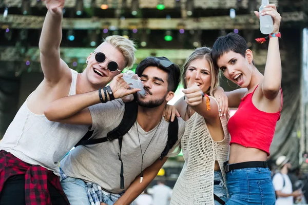 Feliz Joven Amigos Divirtiéndose Festival Música — Foto de Stock