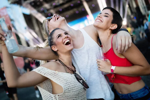 Mutlu genç arkadaşlar müzik festivalinde eğleniyor.