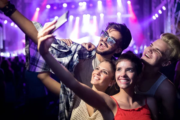 Szczęśliwi Młodzi Przyjaciele Bawiący Się Festiwalu Muzycznym — Zdjęcie stockowe