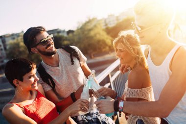 Grup genç arkadaşlar eğlenmeye zaman Müzik Festivali