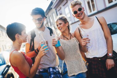 Grup genç arkadaşlar eğlenmeye zaman Müzik Festivali