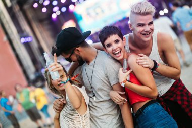Grup genç arkadaşlar eğlenmeye zaman Müzik Festivali