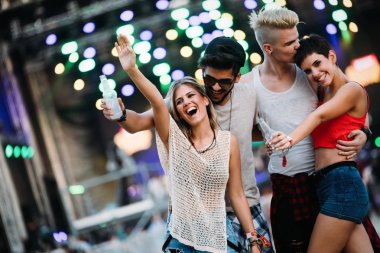 Grup genç arkadaşlar eğlenmeye zaman Müzik Festivali