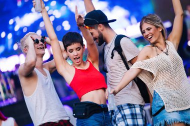 Grup genç arkadaşlar eğlenmeye zaman Müzik Festivali