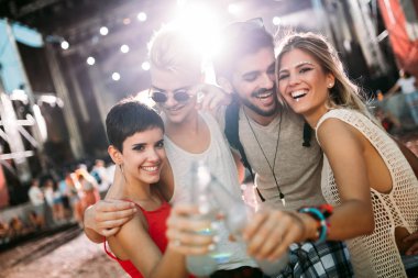 Grup genç arkadaşlar eğlenmeye zaman Müzik Festivali