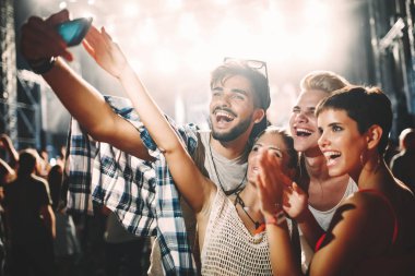 Grup genç arkadaşlar eğlenmeye zaman Müzik Festivali