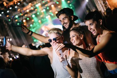 Grup genç arkadaşlar eğlenmeye zaman Müzik Festivali