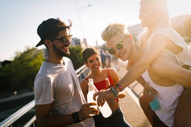 Grup genç arkadaşlar eğlenmeye zaman Müzik Festivali