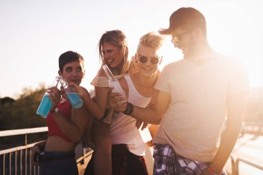 Grup genç arkadaşlar eğlenmeye zaman Müzik Festivali