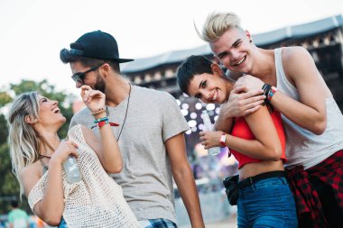 Grup genç arkadaşlar eğlenmeye zaman Müzik Festivali