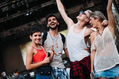 Grup genç arkadaşlar eğlenmeye zaman Müzik Festivali