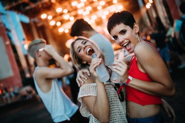 Grup genç arkadaşlar eğlenmeye zaman Müzik Festivali