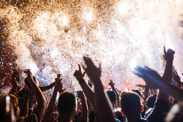 Porträtt Happy Publik Njuter Och Dans Musikfestival — Stockfoto