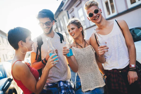 Grup genç arkadaşlar eğlenmeye zaman Müzik Festivali