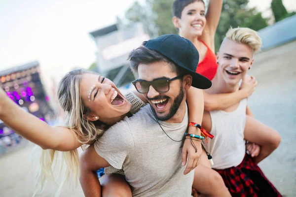 Gruppe Junger Freunde Amüsiert Sich Beim Musikfestival — Stockfoto