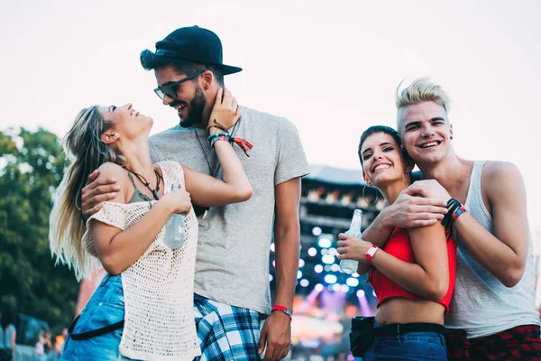 Grup genç arkadaşlar eğlenmeye zaman Müzik Festivali