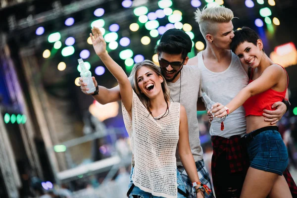 Grup genç arkadaşlar eğlenmeye zaman Müzik Festivali