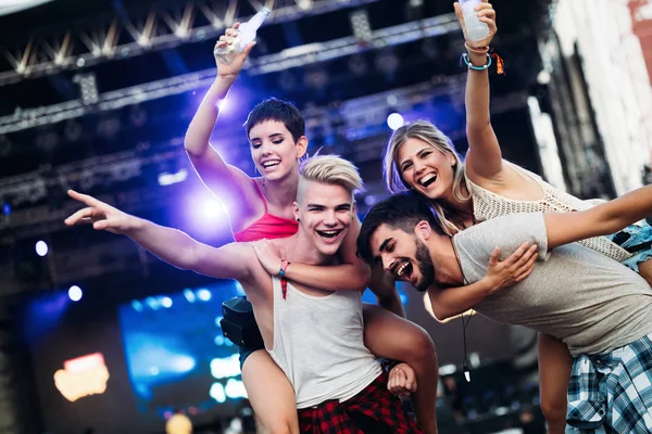 Grupo Jóvenes Amigos Que Divierten Festival Música — Foto de Stock