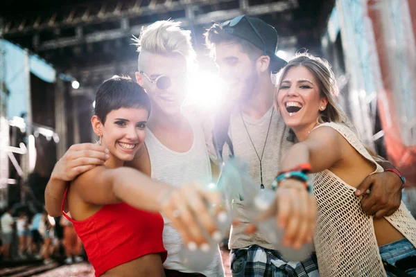 Grup genç arkadaşlar eğlenmeye zaman Müzik Festivali