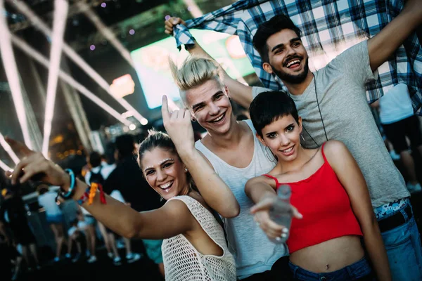 Grupo Jóvenes Amigos Que Divierten Festival Música — Foto de Stock