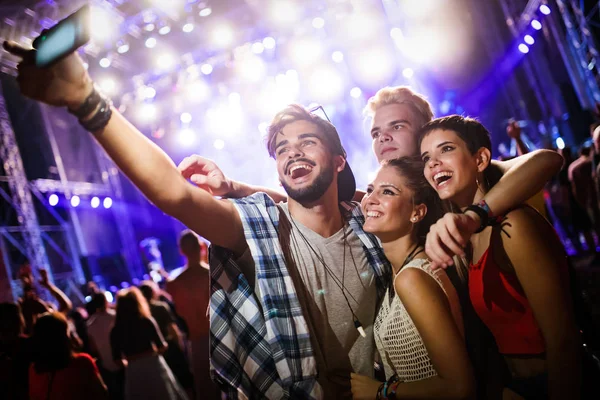 一群年轻的朋友在音乐节玩得开心 — 图库照片