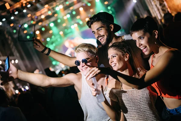 Grupo Jóvenes Amigos Que Divierten Festival Música — Foto de Stock