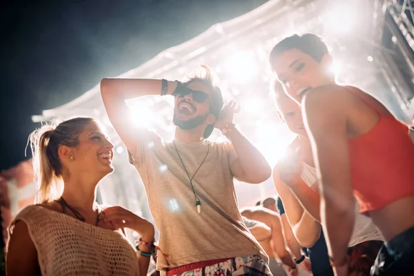 Grupo Jóvenes Amigos Pasando Buen Rato Festival Música — Foto de Stock