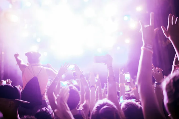 Porträtt Happy Publik Njuter Och Dans Musikfestival — Stockfoto