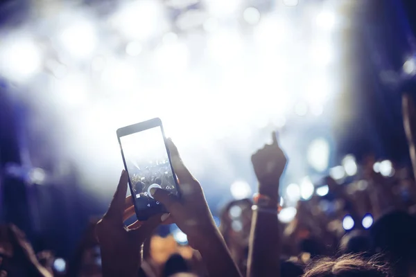 Porträt Einer Fröhlichen Menge Die Beim Musikfestival Genießt Und Tanzt — Stockfoto