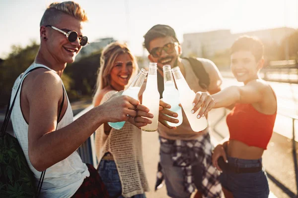 Grup genç arkadaşlar eğlenmeye zaman Müzik Festivali