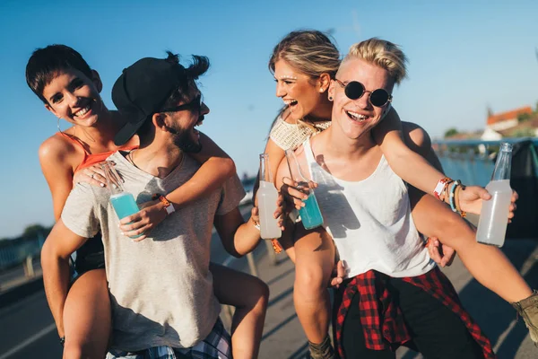 Grup genç arkadaşlar eğlenmeye zaman Müzik Festivali