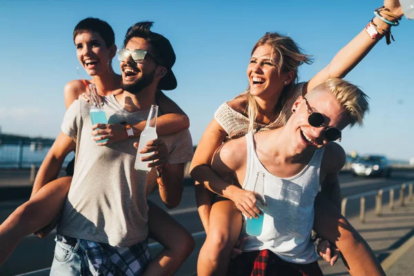 Grup genç arkadaşlar eğlenmeye zaman Müzik Festivali