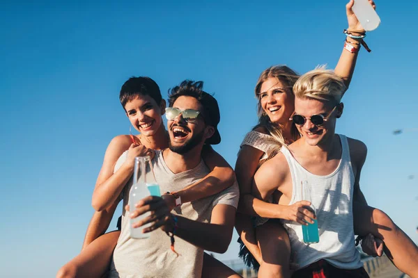 Grup genç arkadaşlar eğlenmeye zaman Müzik Festivali