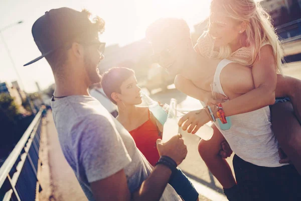 Groep Jonge Vrienden Plezier Tijd Muziekfestival — Stockfoto