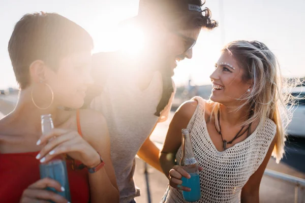 Grup genç arkadaşlar eğlenmeye zaman Müzik Festivali